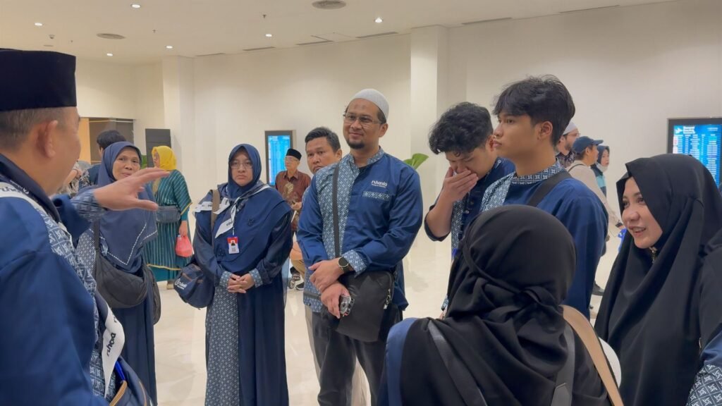 1 foto-ustad-hidayat-briefing-jamaah-umroh-ruhania-tour-travel-terpercaya-ketenangan-niat-hati-jakarta-bandara-soetta